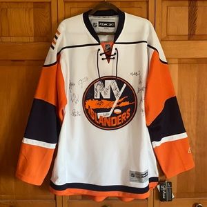 Team signed the Islanders jersey